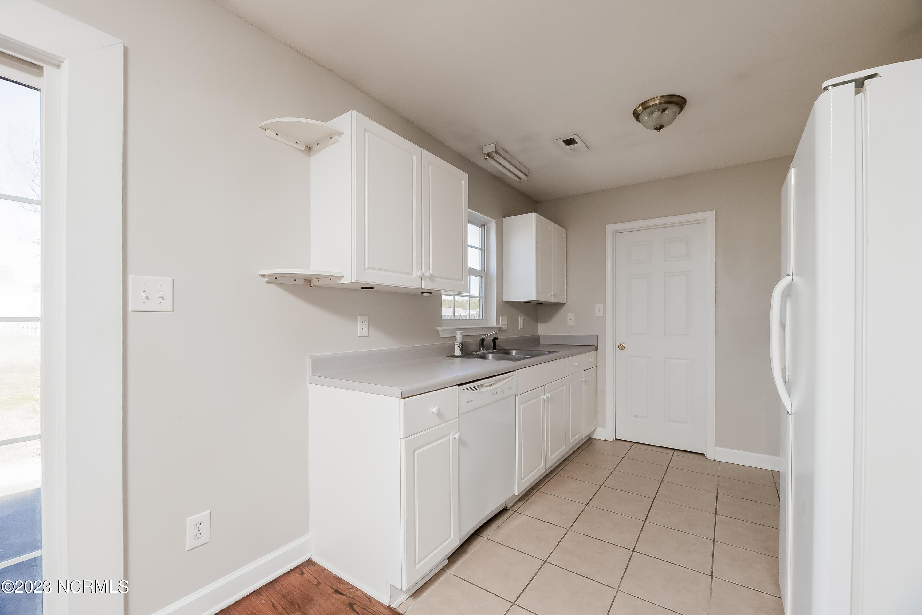 115 Annie Road Richlands, NC 28574 - Photo 12 of 35 15KITCHEN