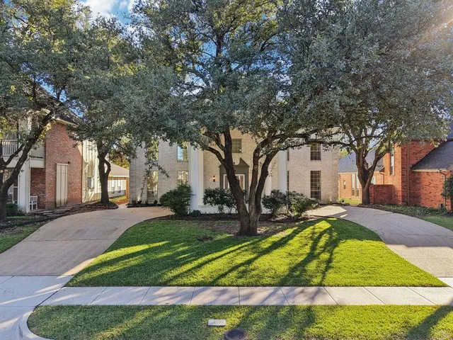a view of a house with backyard and tree