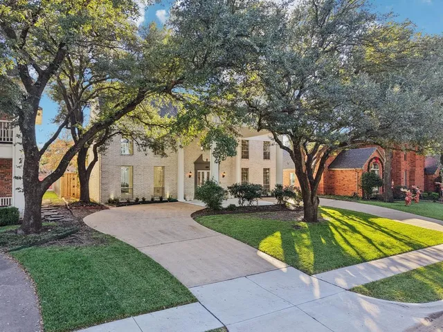 a view of a house with backyard and a tree