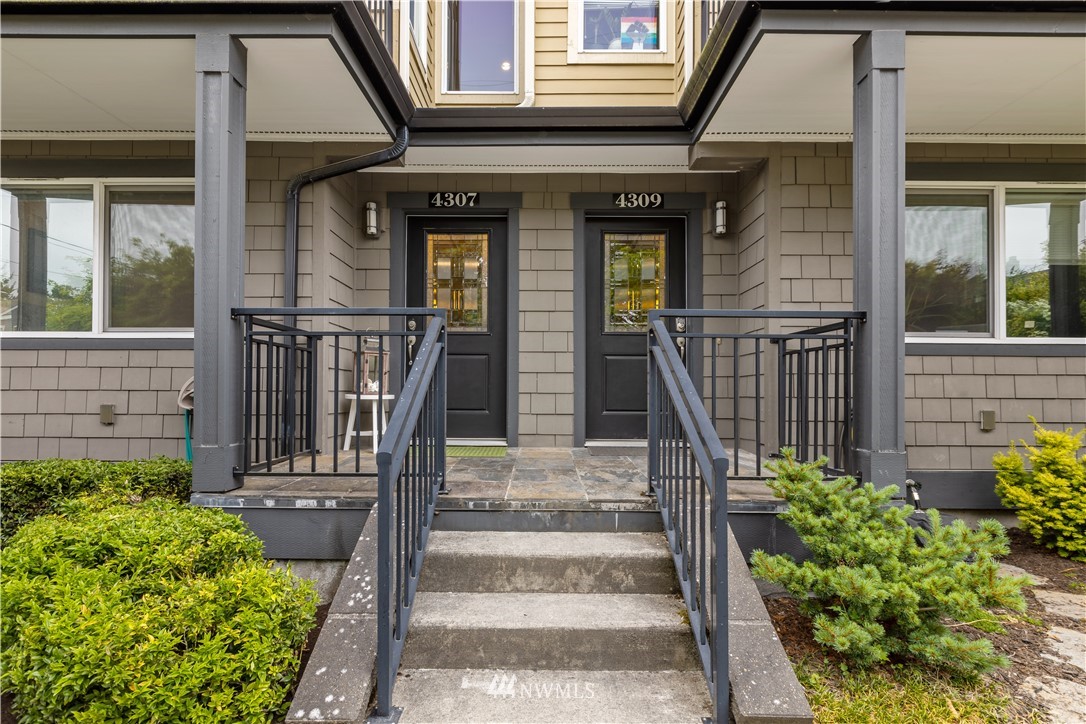 4307 Southwest Seattle Street Seattle, WA 98116 - Photo 2 of 40