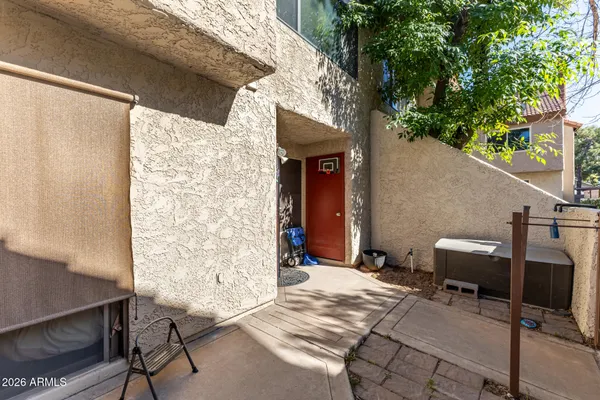 a view of a backyard