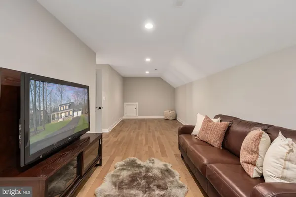 a view of yard with small cabin