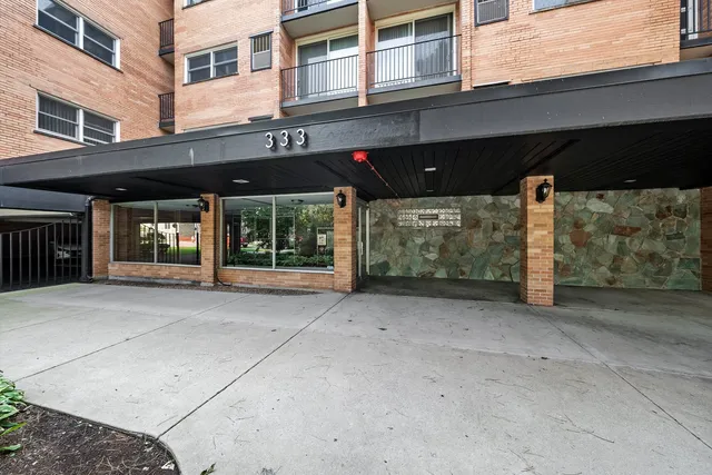 $2,600 | 333 South East Avenue, Unit 405, Oak Park, IL 60302