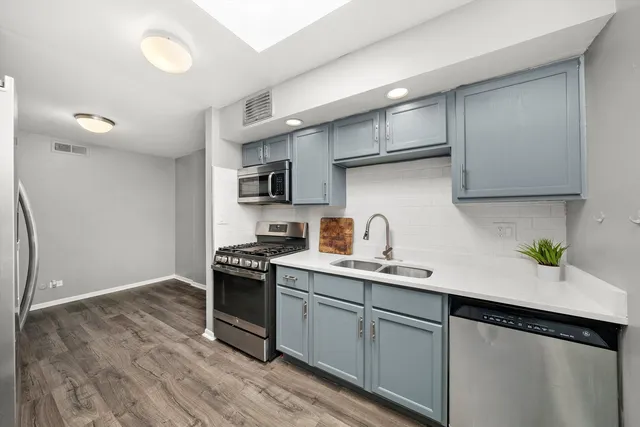 $2,600 | 333 South East Avenue, Unit 405, Oak Park, IL 60302