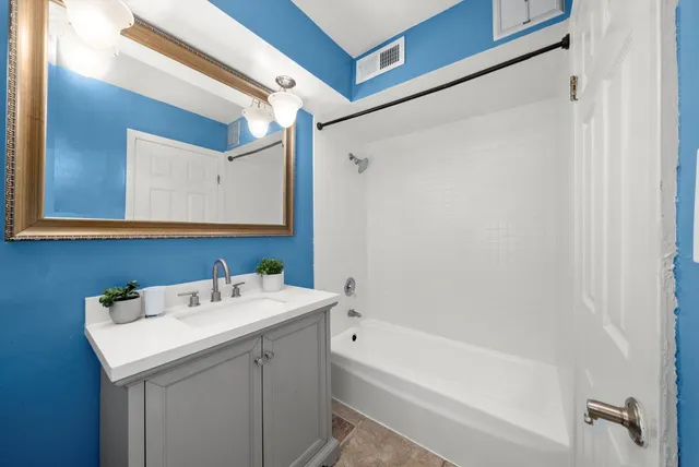 $2,600 | 333 South East Avenue, Unit 405, Oak Park, IL 60302