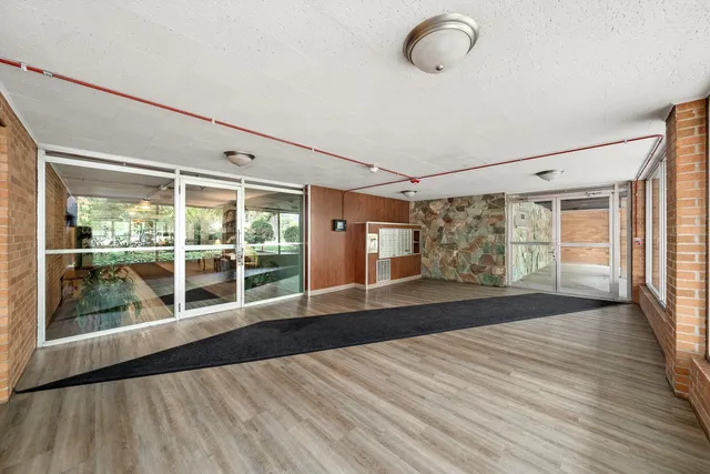 $2,600 | 333 South East Avenue, Unit 405, Oak Park, IL 60302