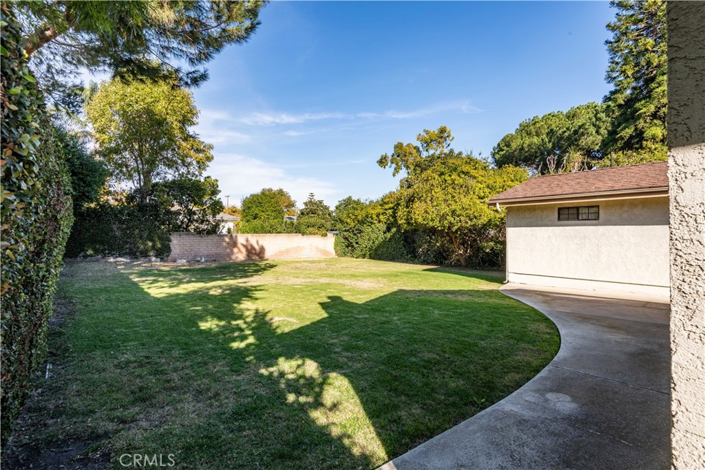 63 Ranchview Road Rolling Hills Estates, CA 90274 - Photo 21 of 28 a view of a back yard of the house