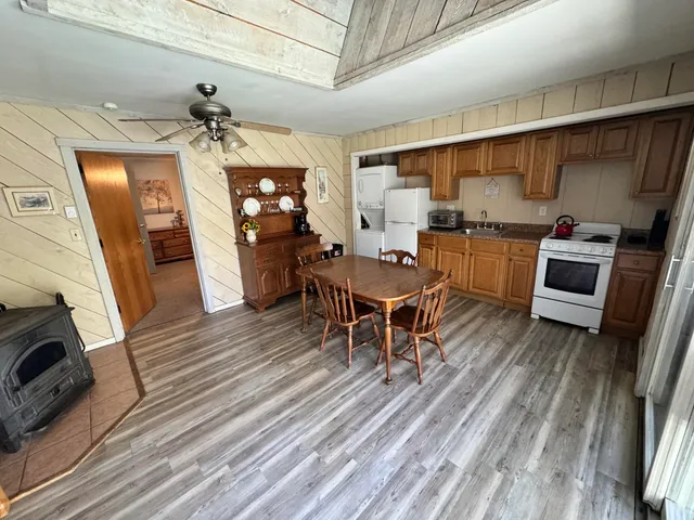 a view of a livingroom with furniture and a ceiling fan