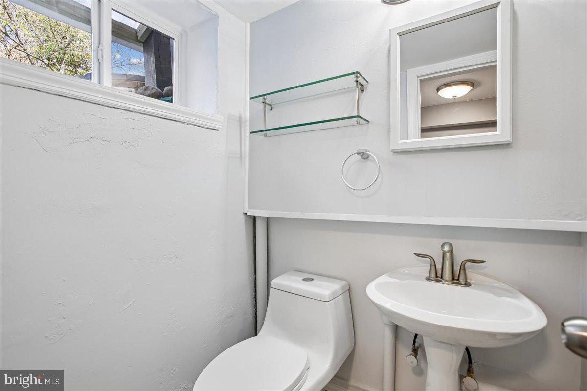 1305 Key Drive Alexandria, VA 22302 - Photo 32 of 64 a bathroom with a toilet sink and mirror