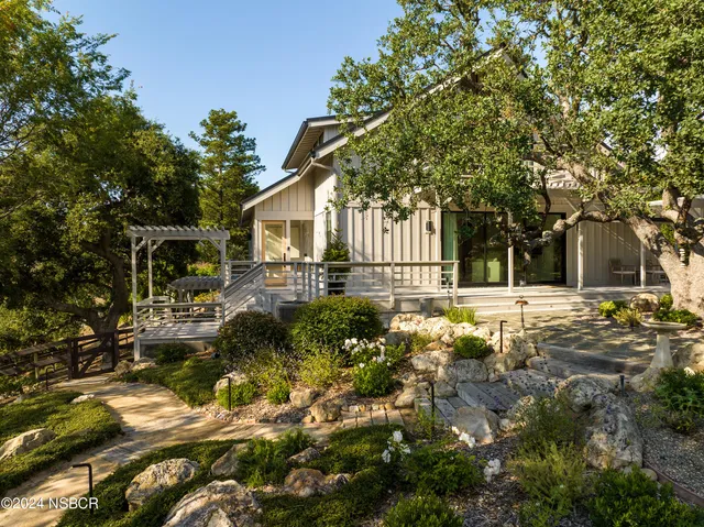 a view of house with a yard