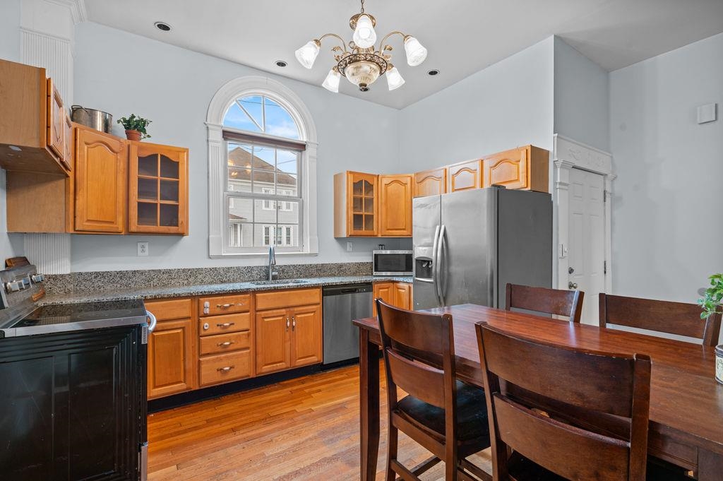 412 Amherst Street Manchester, NH 03104 - Photo 5 of 32