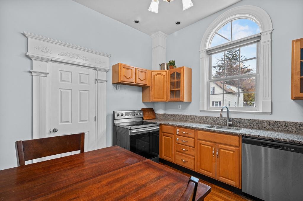 412 Amherst Street Manchester, NH 03104 - Photo 7 of 32