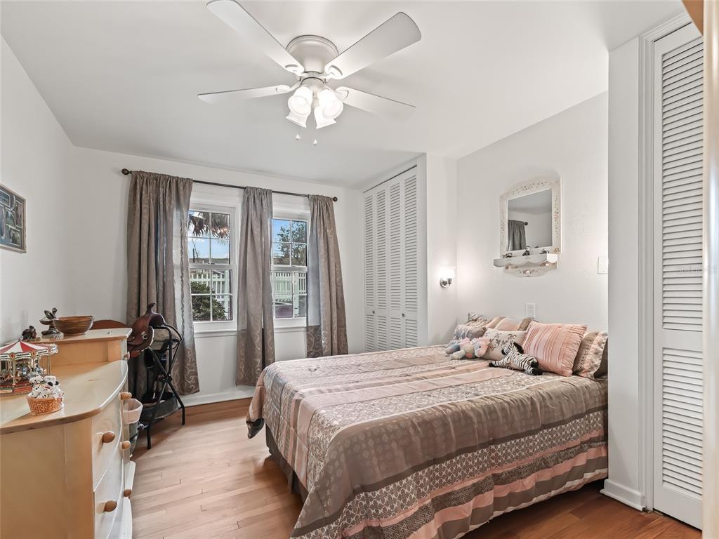 6994 Northwest Highway 320 Micanopy, FL 32667 - Photo 19 of 45 a bedroom with a bed and a table chair