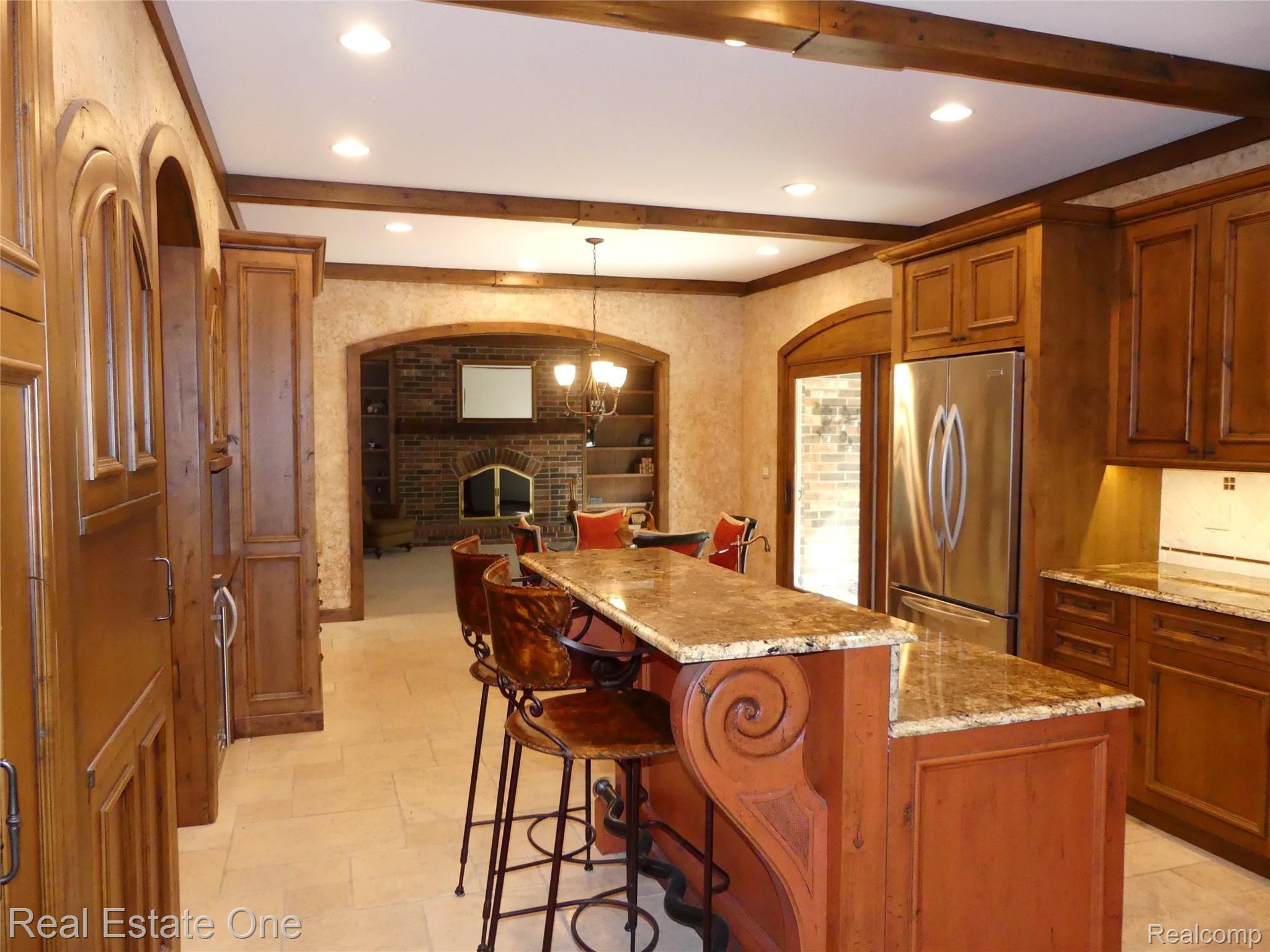 3274 Quail Ridge Circle Rochester, MI 48309 - Photo 20 of 74 Entry into kitchen from formal dining room