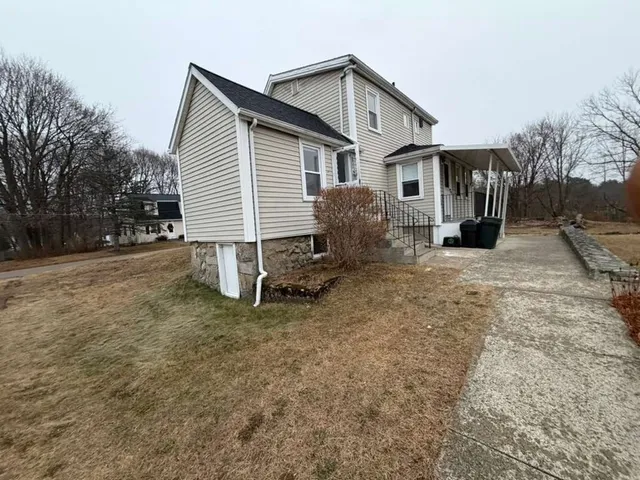 a view of a house with backyard