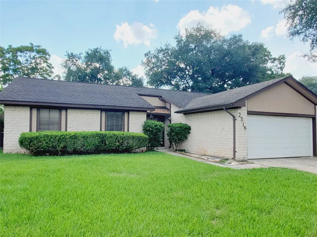 a view of a house with yard and plants