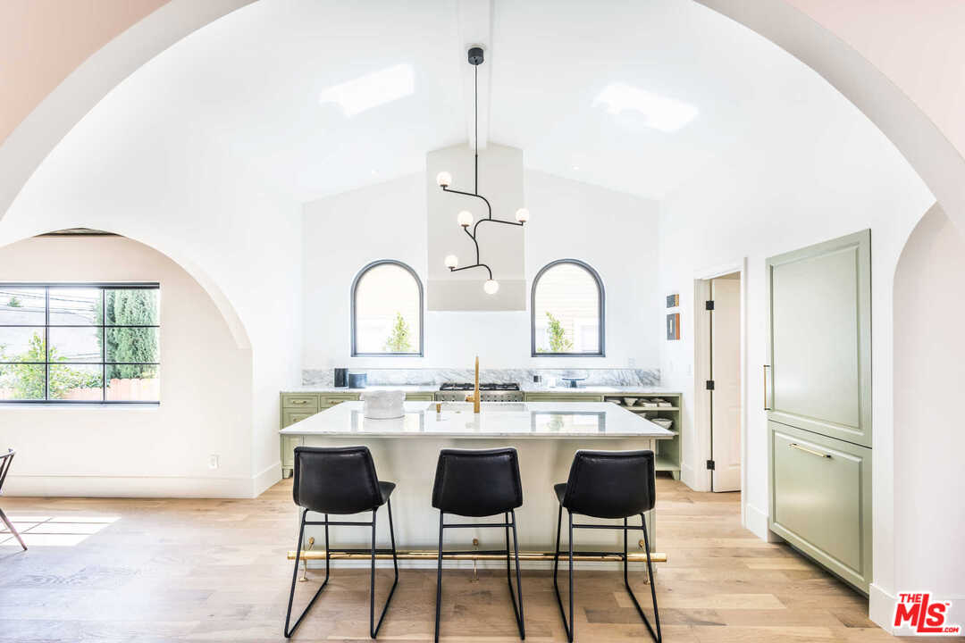 5308 Hillcrest Drive Los Angeles, CA 90043 - Photo 11 of 35