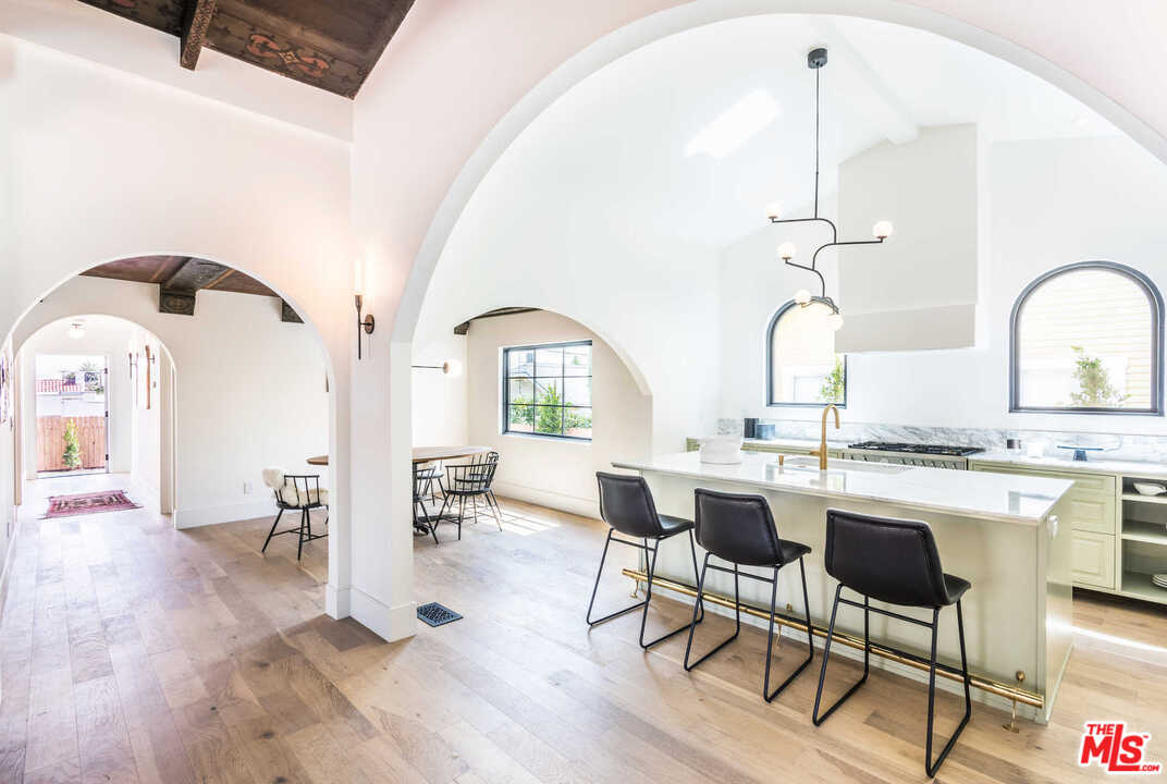 5308 Hillcrest Drive Los Angeles, CA 90043 - Photo 12 of 35