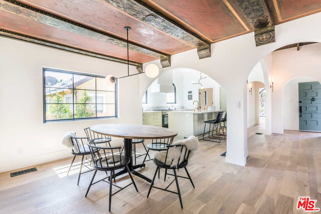 5308 Hillcrest Drive Los Angeles, CA 90043 - Photo 13 of 35