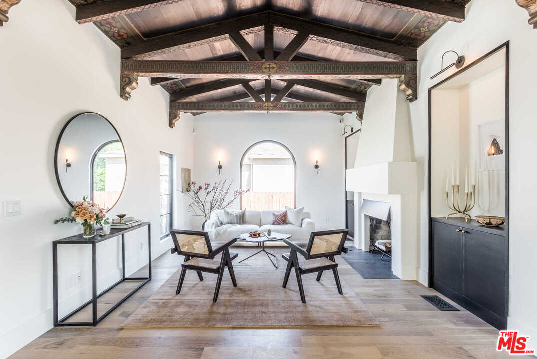 5308 Hillcrest Drive Los Angeles, CA 90043 - Photo 14 of 35