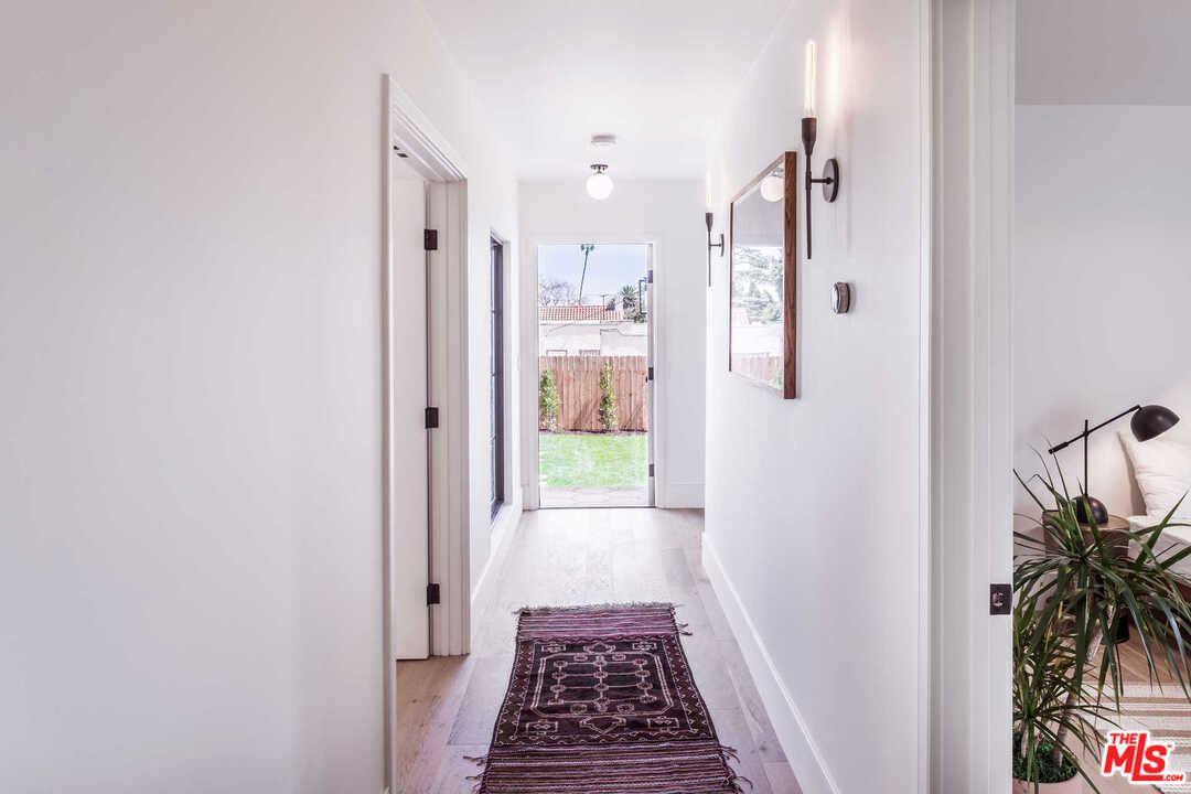 5308 Hillcrest Drive Los Angeles, CA 90043 - Photo 19 of 35