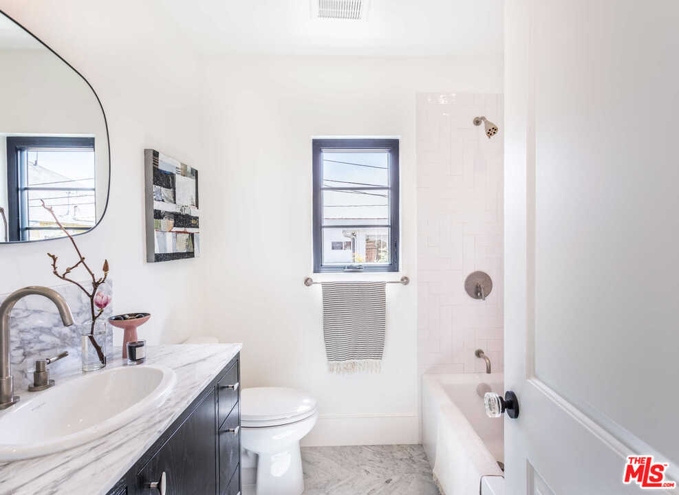 5308 Hillcrest Drive Los Angeles, CA 90043 - Photo 22 of 35