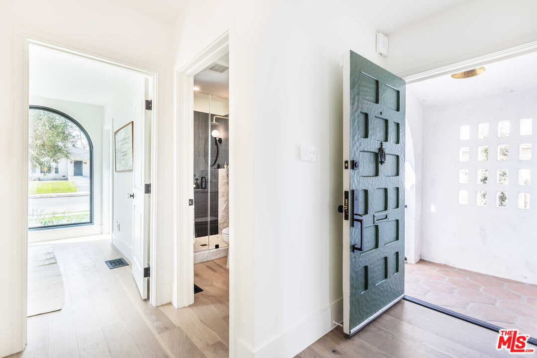 5308 Hillcrest Drive Los Angeles, CA 90043 - Photo 5 of 35