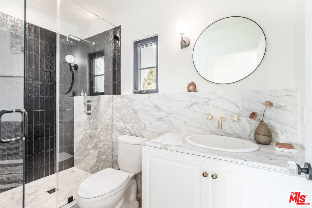 5308 Hillcrest Drive Los Angeles, CA 90043 - Photo 6 of 35