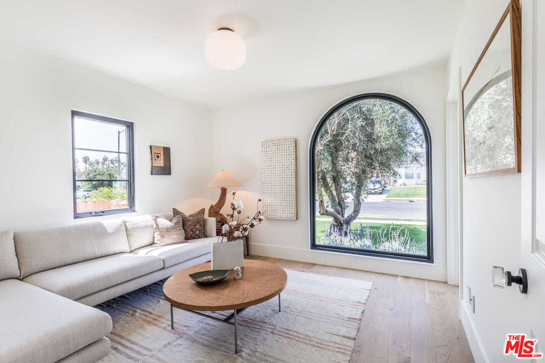 5308 Hillcrest Drive Los Angeles, CA 90043 - Photo 7 of 35