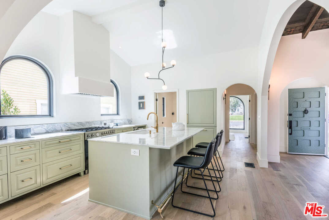 5308 Hillcrest Drive Los Angeles, CA 90043 - Photo 8 of 35