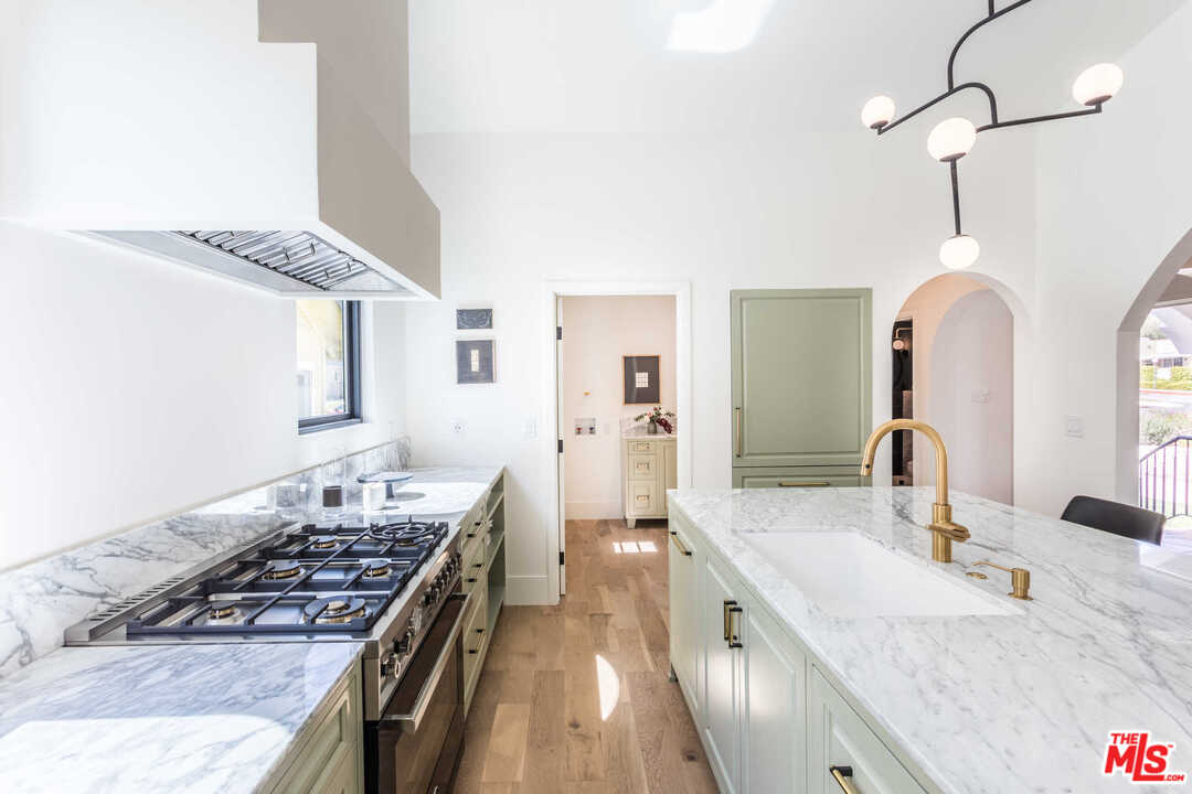 5308 Hillcrest Drive Los Angeles, CA 90043 - Photo 9 of 35