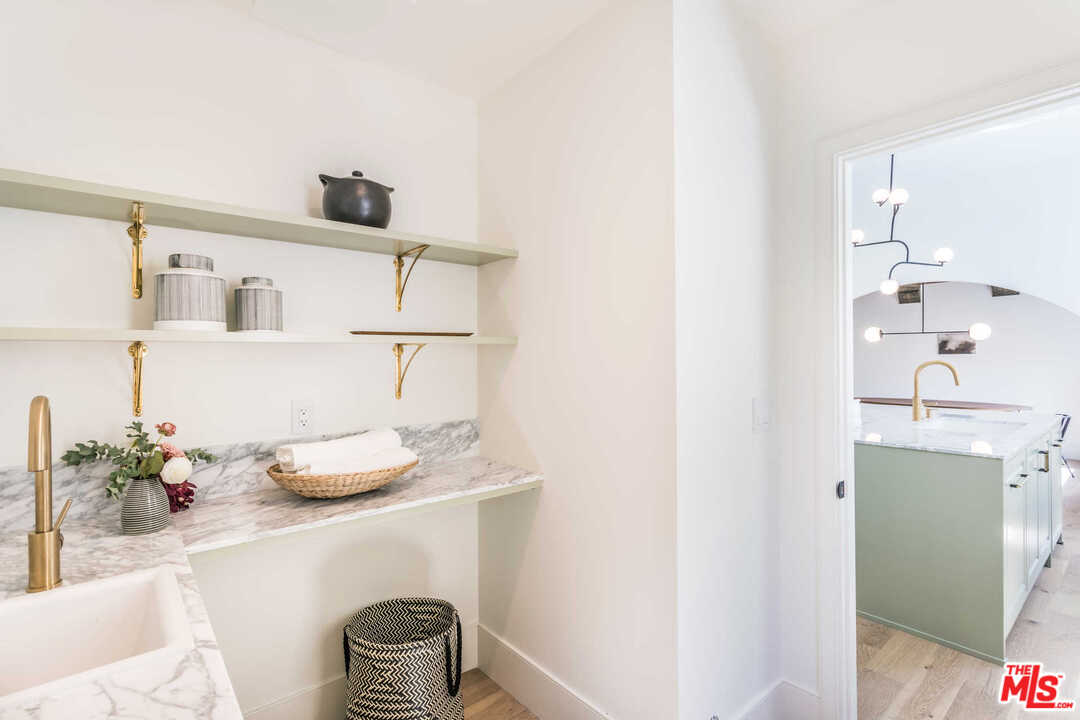 5308 Hillcrest Drive Los Angeles, CA 90043 - Photo 10 of 35