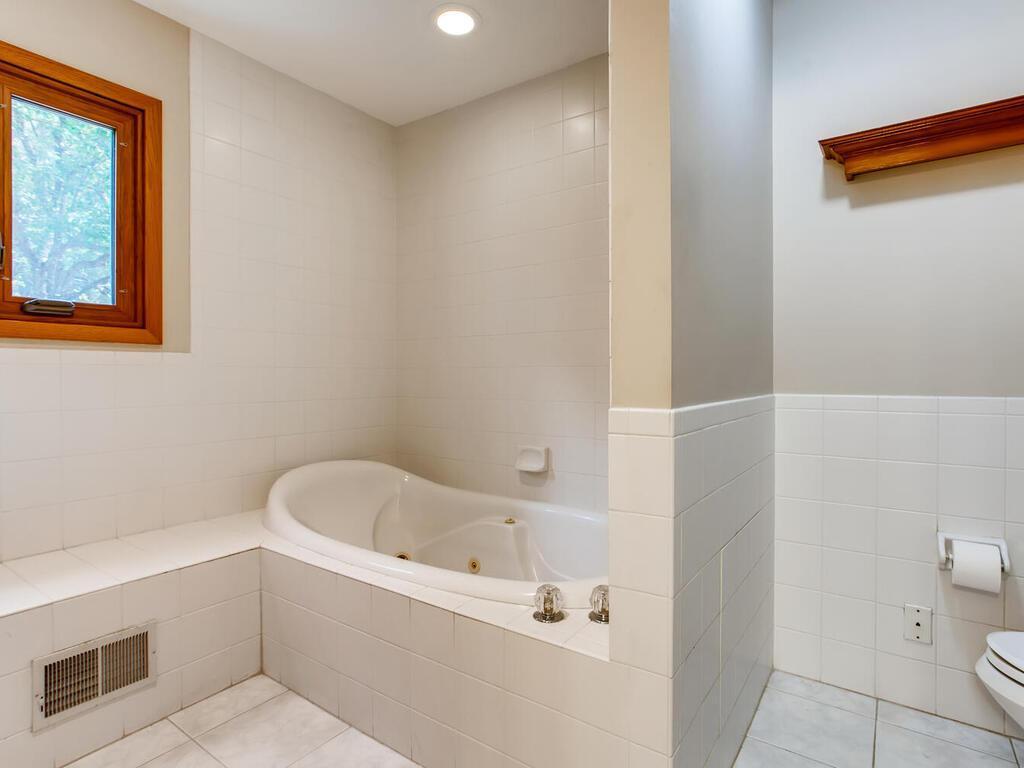 103 Sandy Hook Road Chanhassen, MN 55317 - Photo 17 of 39 Gallery Image 17
