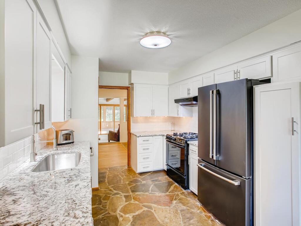 103 Sandy Hook Road Chanhassen, MN 55317 - Photo 8 of 39 Gallery Image 8