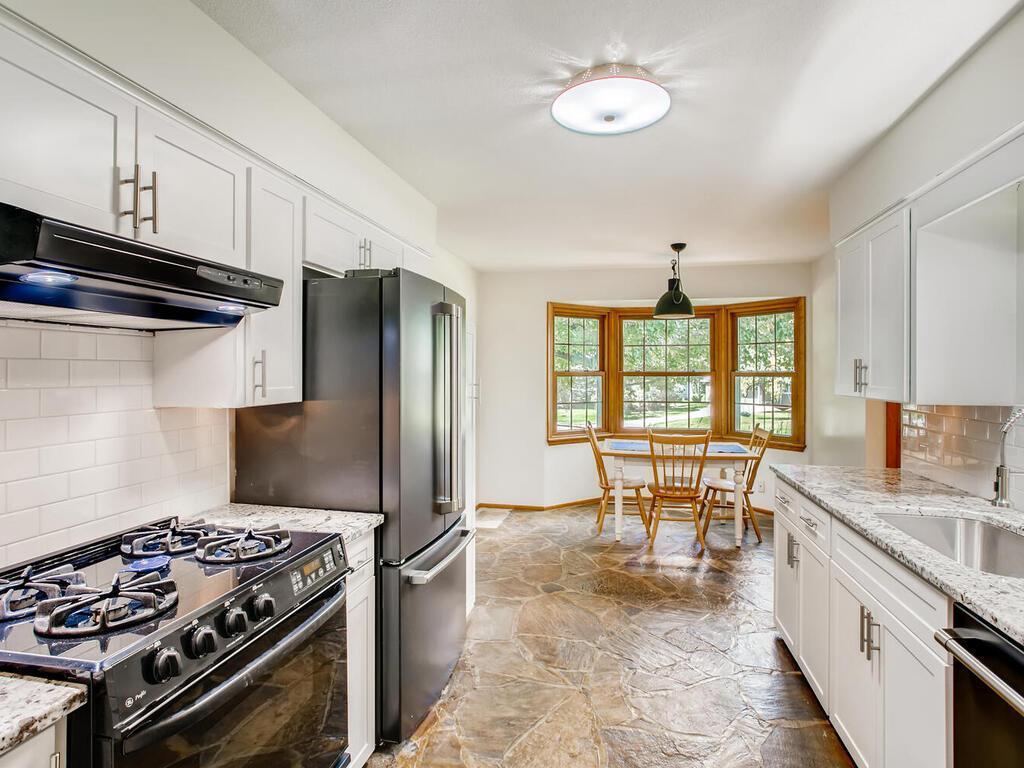 103 Sandy Hook Road Chanhassen, MN 55317 - Photo 9 of 39 Gallery Image 9