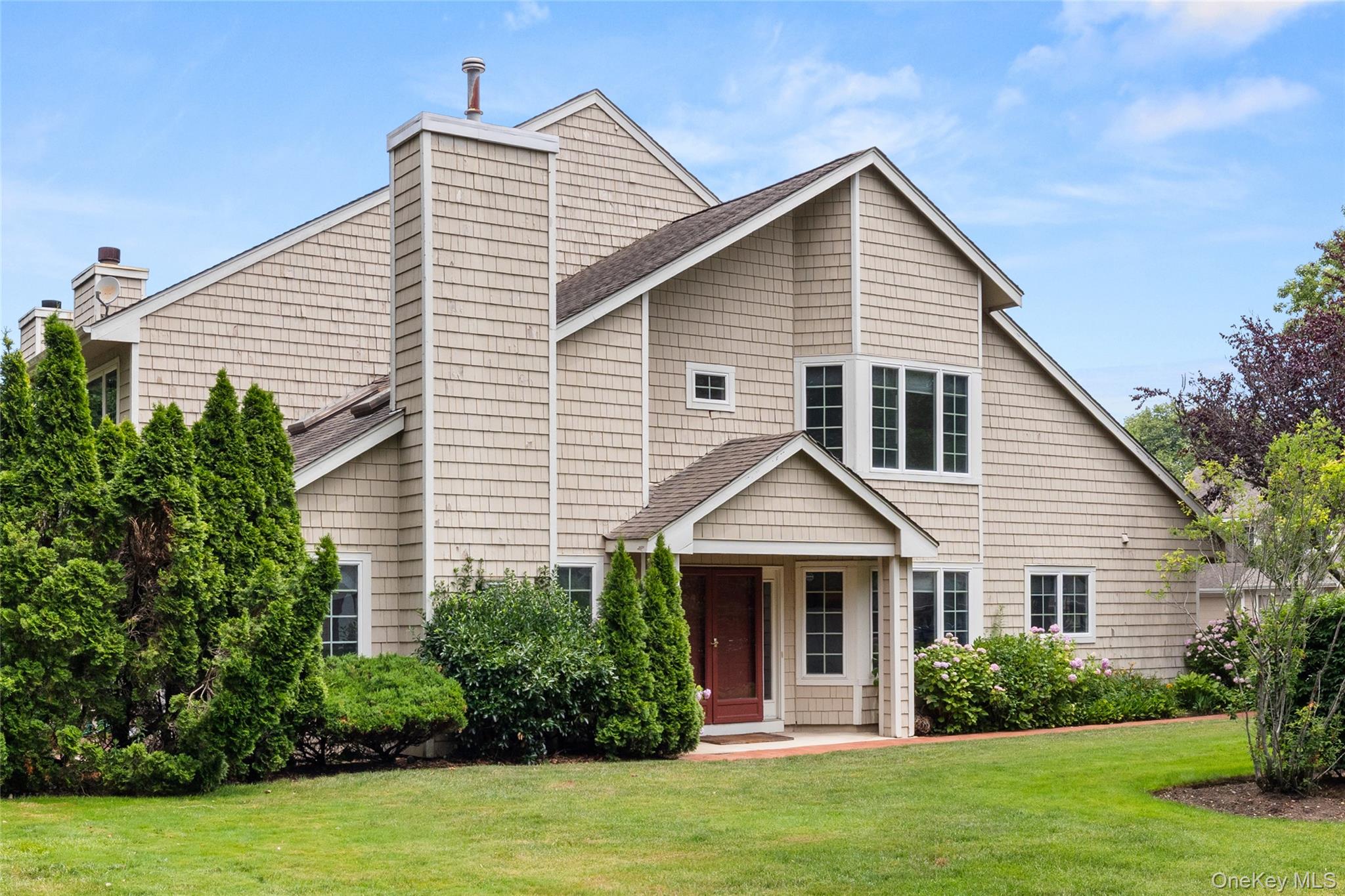 34 Cedar Ridge Lane Bay Shore, NY 11706 - Photo 2 of 27 a view of a house and garden