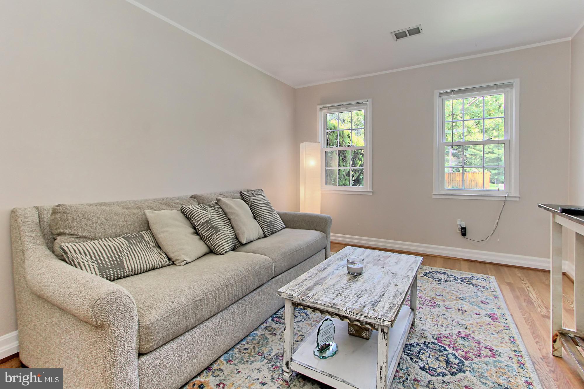 7733 Matisse Way Springfield, VA 22153 - Photo 4 of 26 Living room