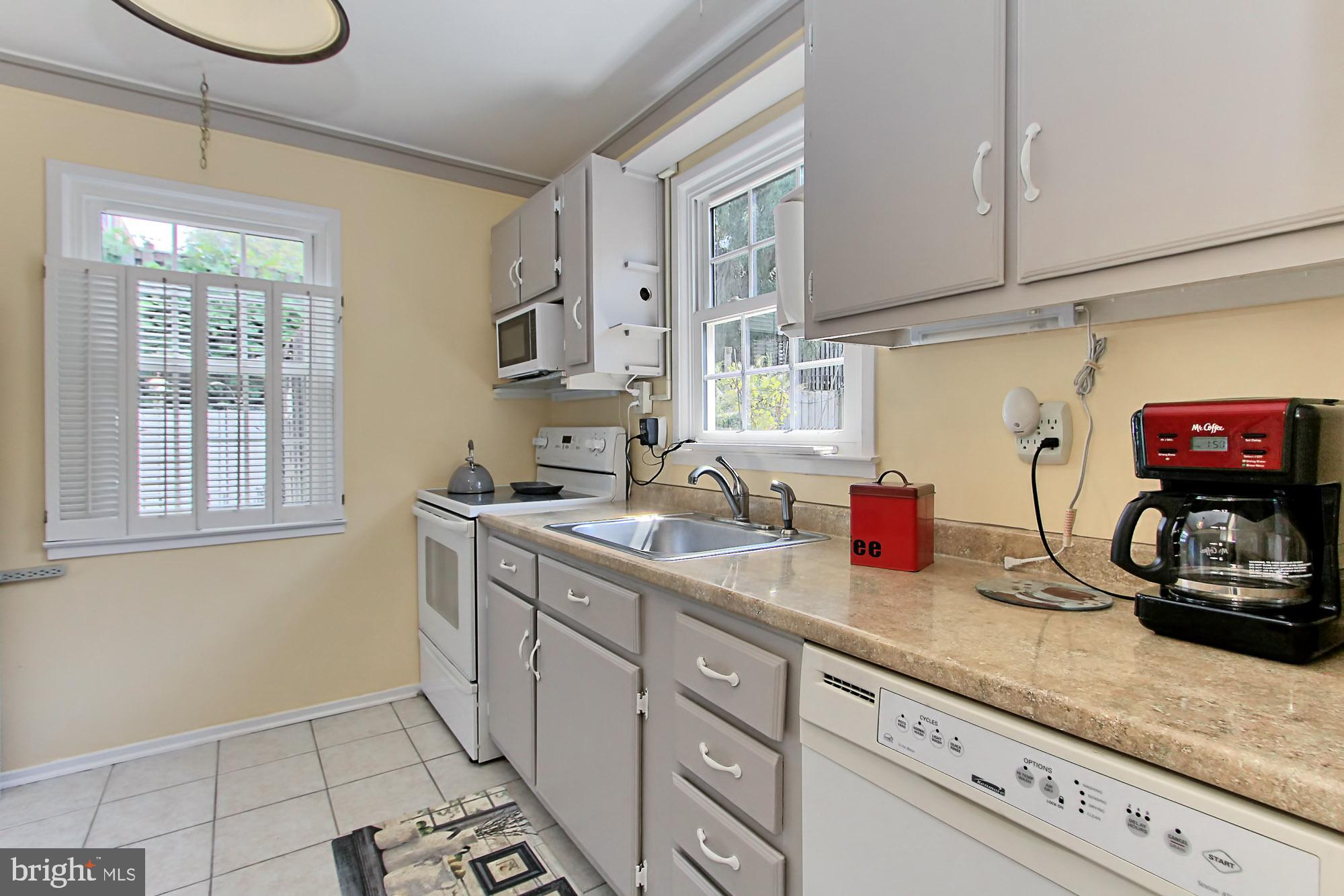 7733 Matisse Way Springfield, VA 22153 - Photo 5 of 26 Kitchen with new stove