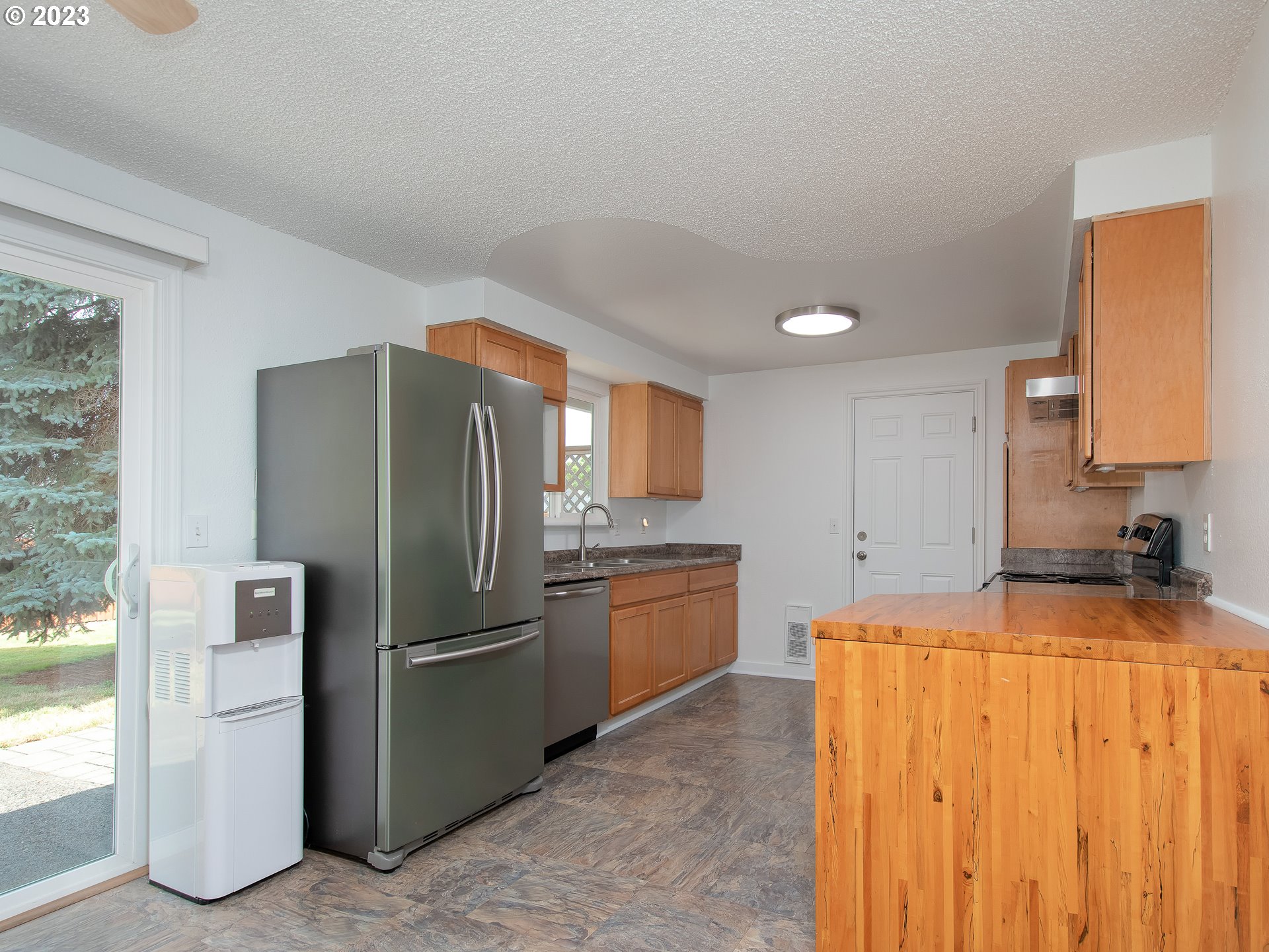 5208 Northeast 139th Loop Vancouver, WA 98682 - Photo 12 of 37 a kitchen with stainless steel appliances granite countertop a refrigerator a stove and a sink with granite countertops