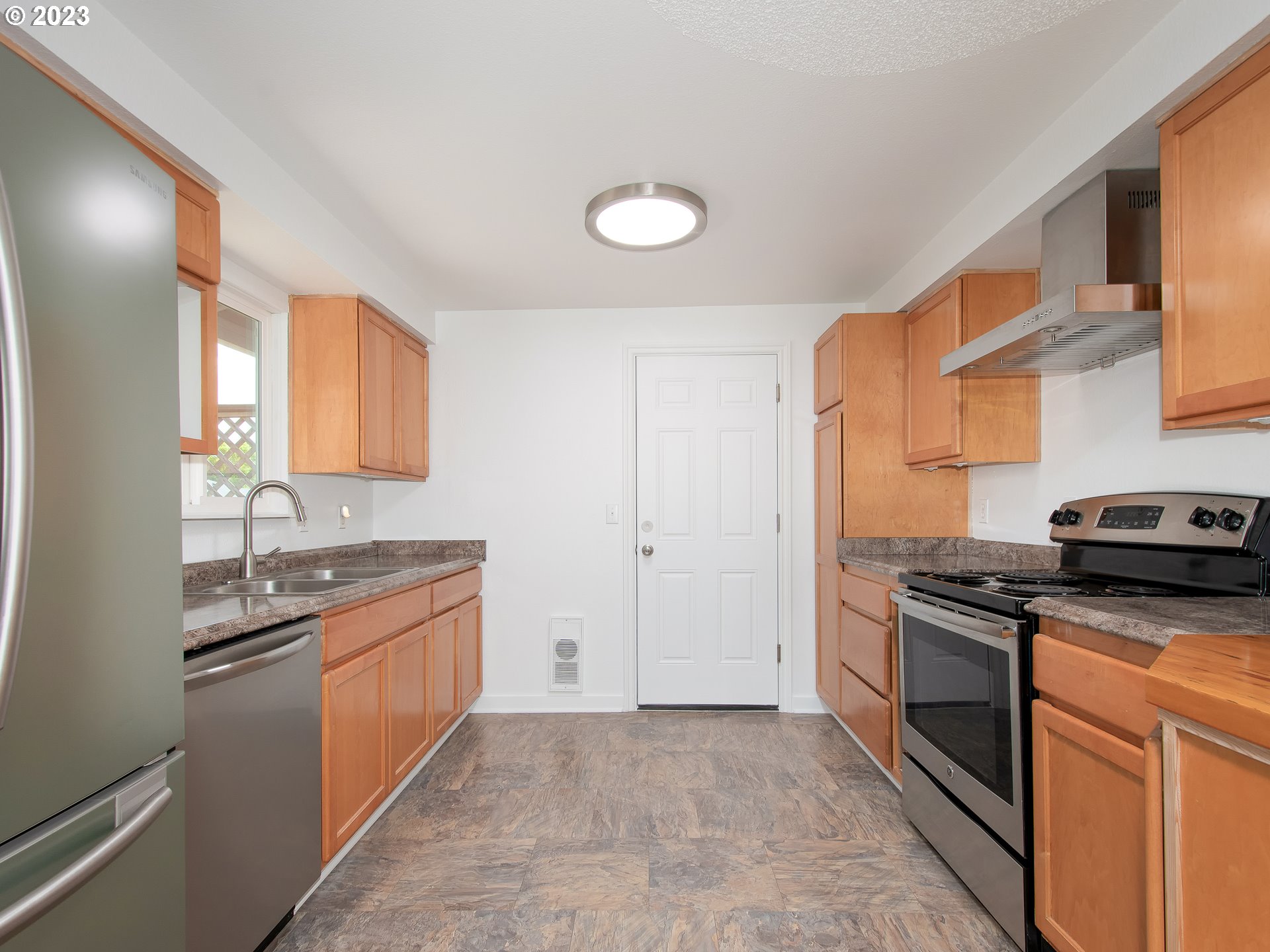 5208 Northeast 139th Loop Vancouver, WA 98682 - Photo 15 of 37 a kitchen with stainless steel appliances granite countertop a stove a sink and a refrigerator