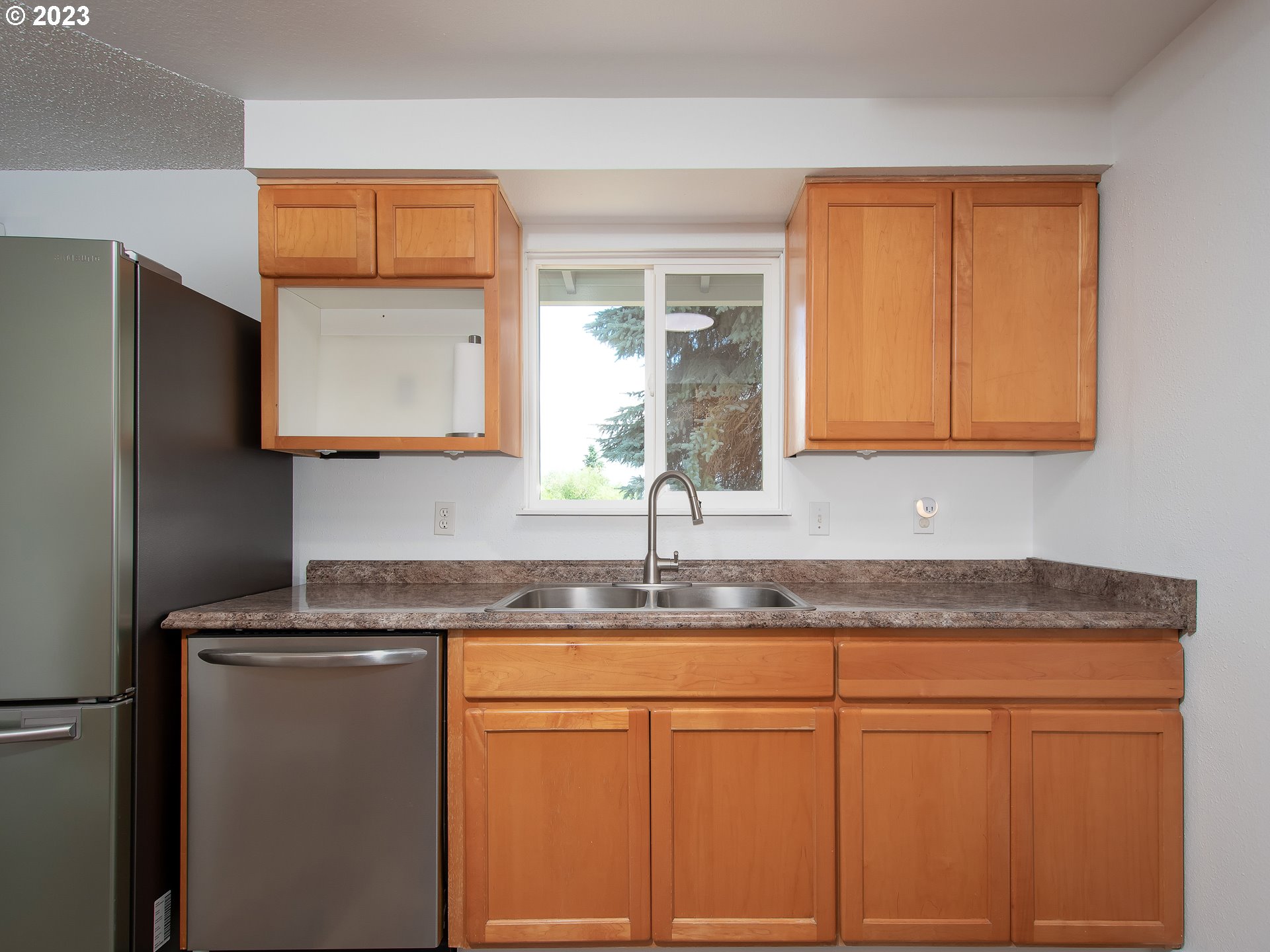 5208 Northeast 139th Loop Vancouver, WA 98682 - Photo 17 of 37 a kitchen with granite countertop cabinets sink and stainless steel appliances