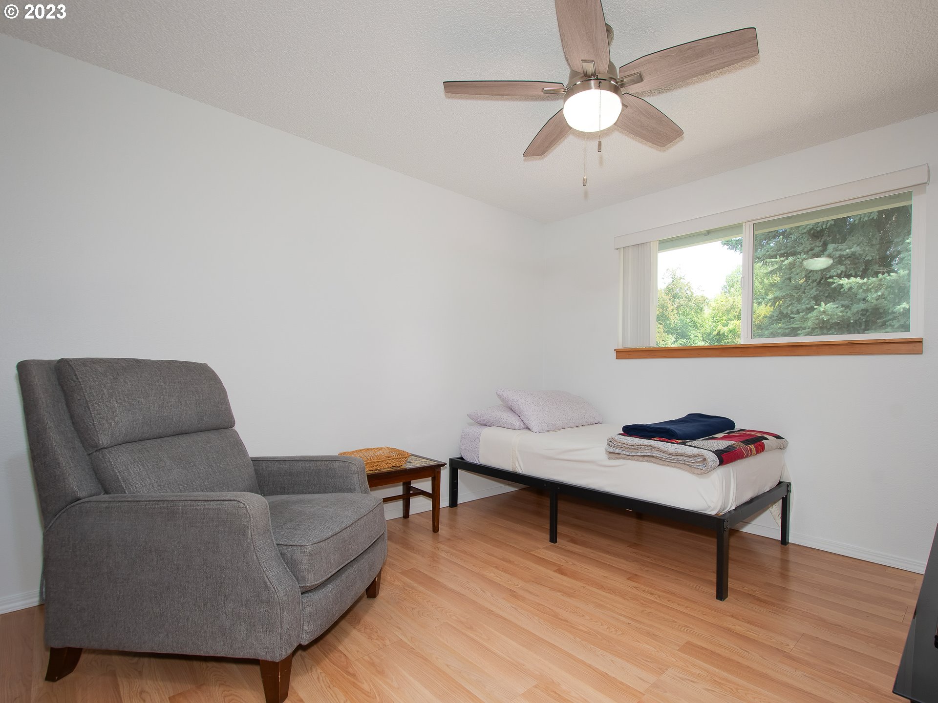5208 Northeast 139th Loop Vancouver, WA 98682 - Photo 21 of 37 a living room with furniture and a window