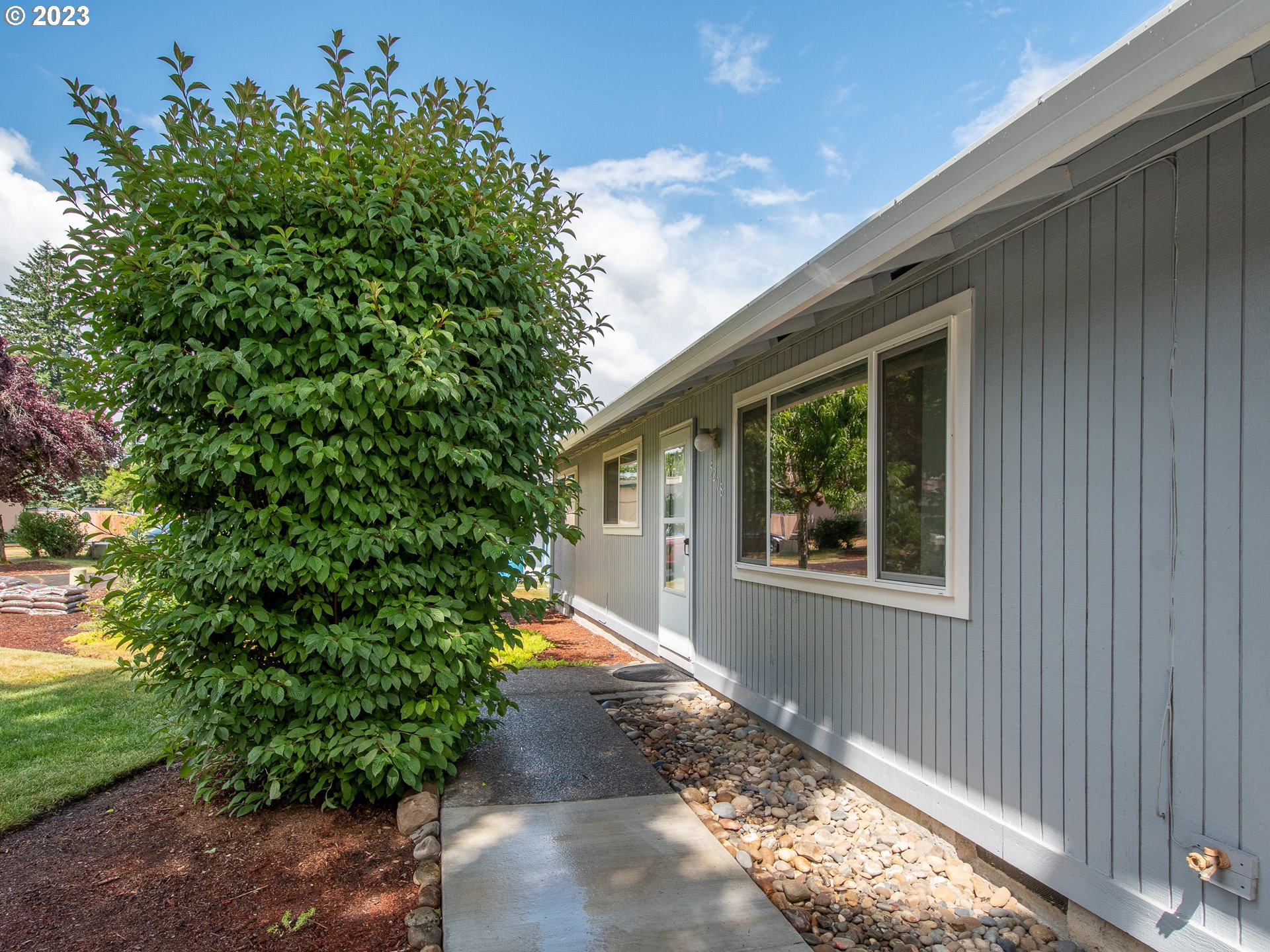 5208 Northeast 139th Loop Vancouver, WA 98682 - Photo 7 of 37 a front view of a house with garden