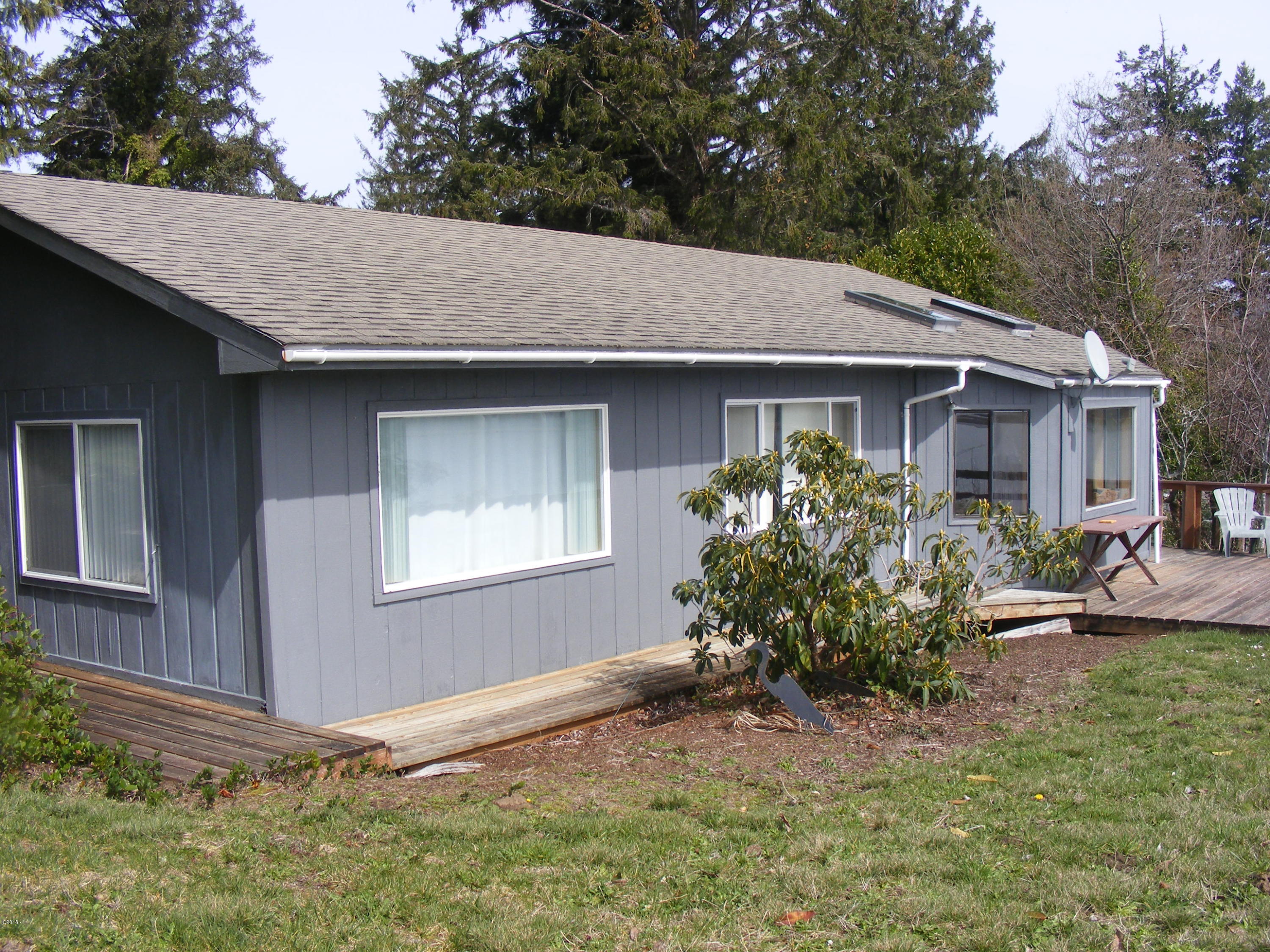 182 North Sheppard Point Road Waldport, OR 97394 - Photo 4 of 17 Exterior