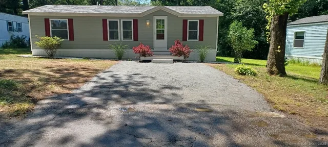 a view of a house with yard and plants