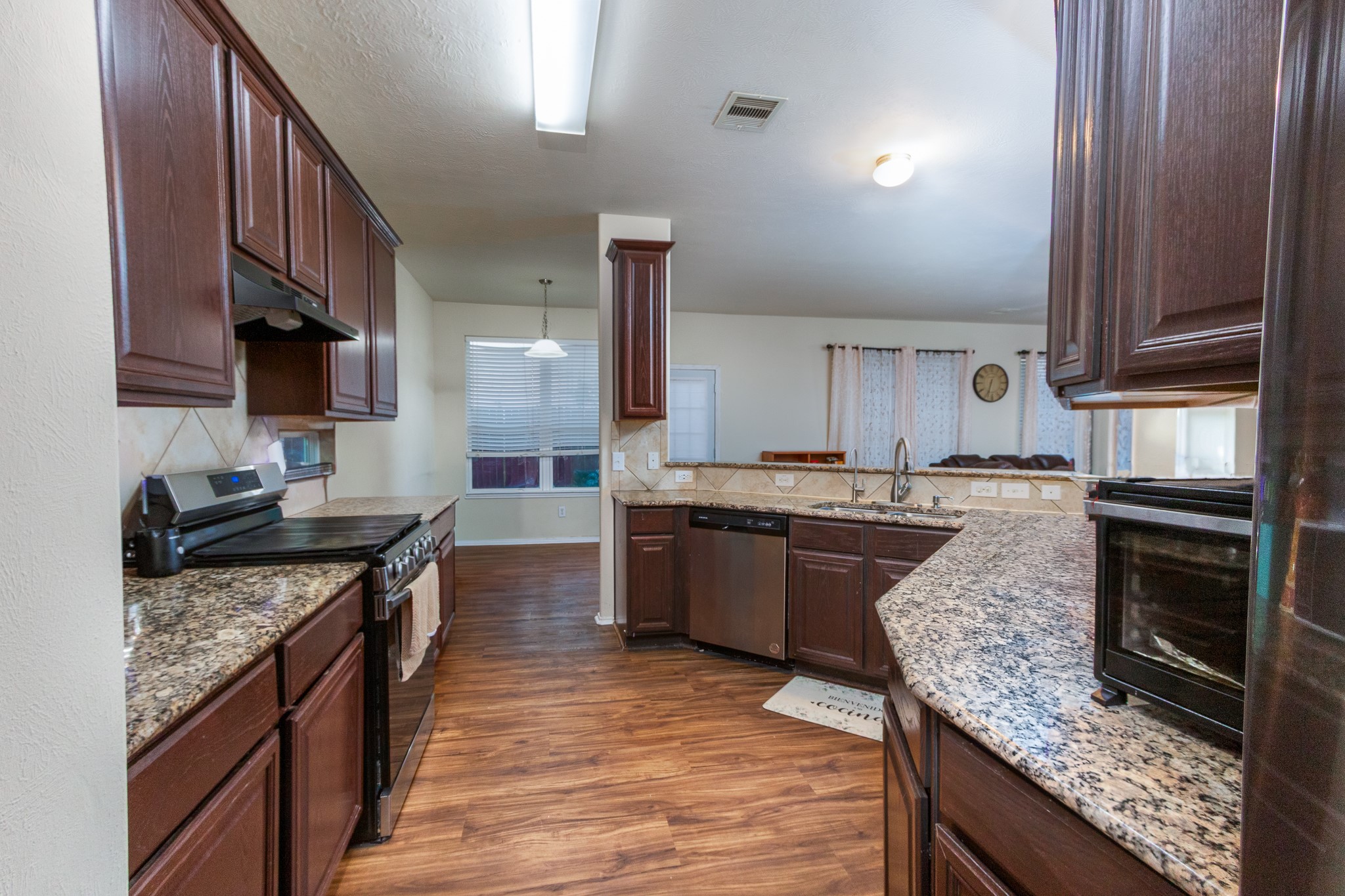 1107 Arum Road Missouri City, TX 77489 - Photo 4 of 23 This spacious kitchen with breakfast bar opens to the breakfast area and over looks the family room and backyard.