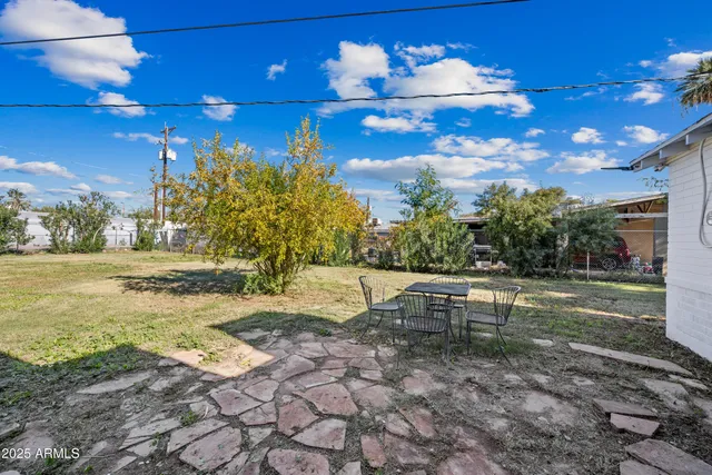a view of a house with backyard