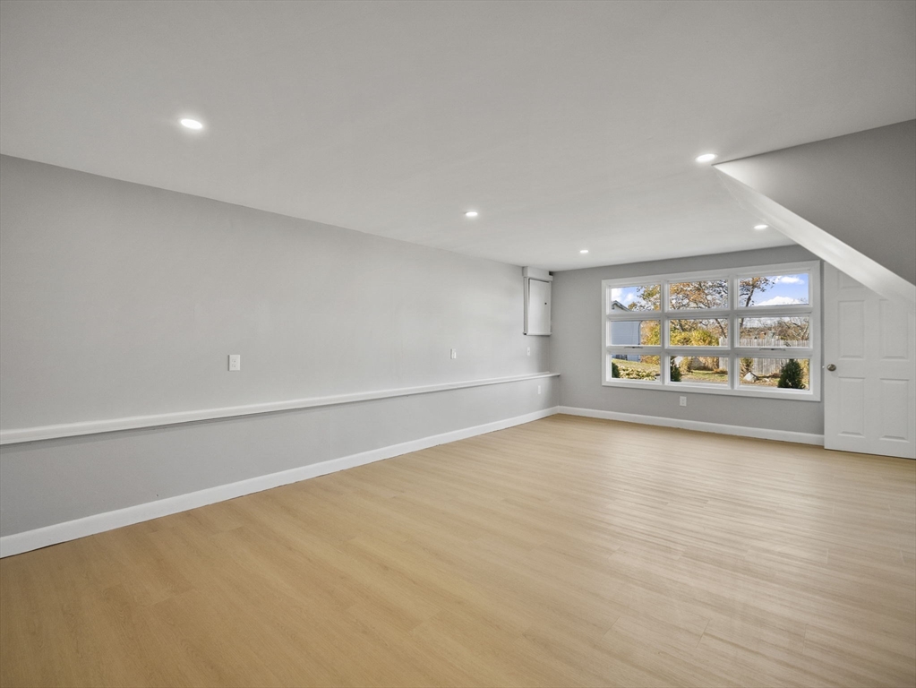 27 Hodgkins Road Rockport, MA 01966 - Photo 20 of 35 an empty room with window