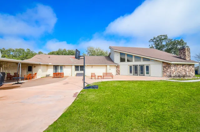 a view of a house with a yard