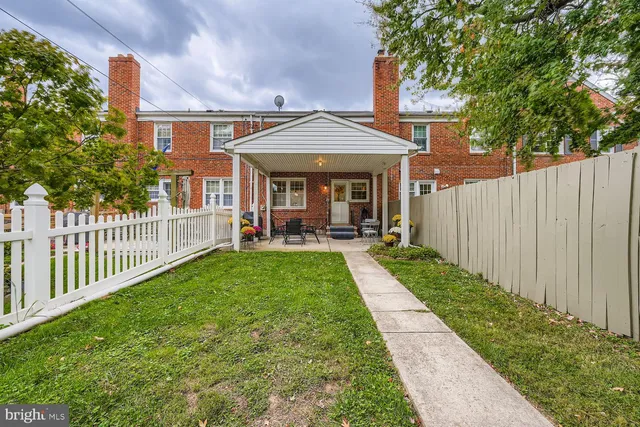 a view of a house with backyard and porch